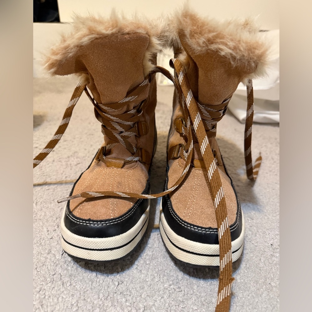 Universal Thread Tan Faux Fur Trim Lace-Up Winter Boots